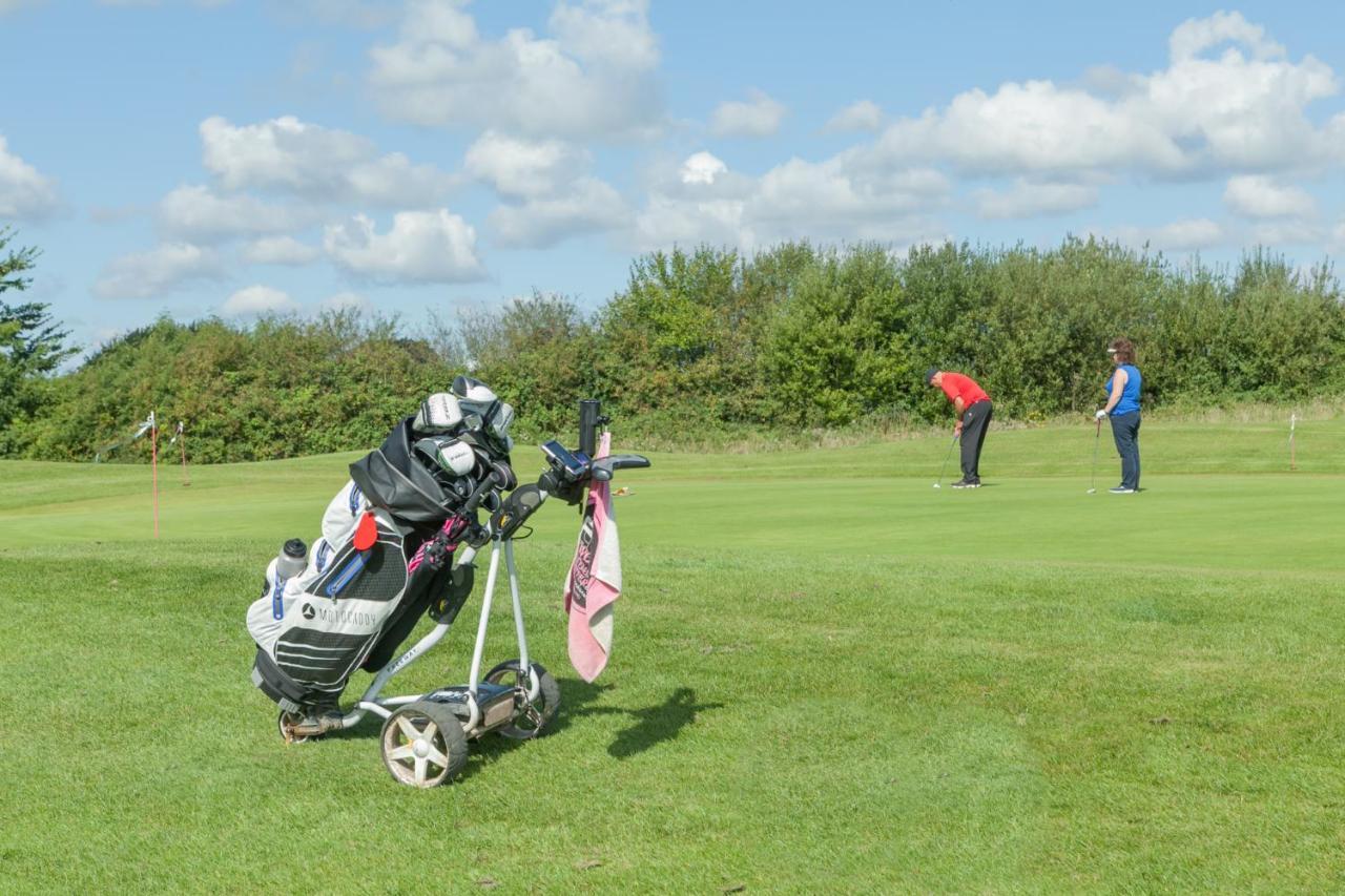 The Wiltshire Hotel, Golf And Leisure Resort Swindon Extérieur photo