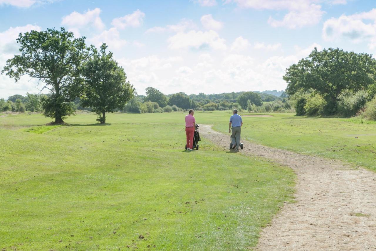 The Wiltshire Hotel, Golf And Leisure Resort Swindon Extérieur photo