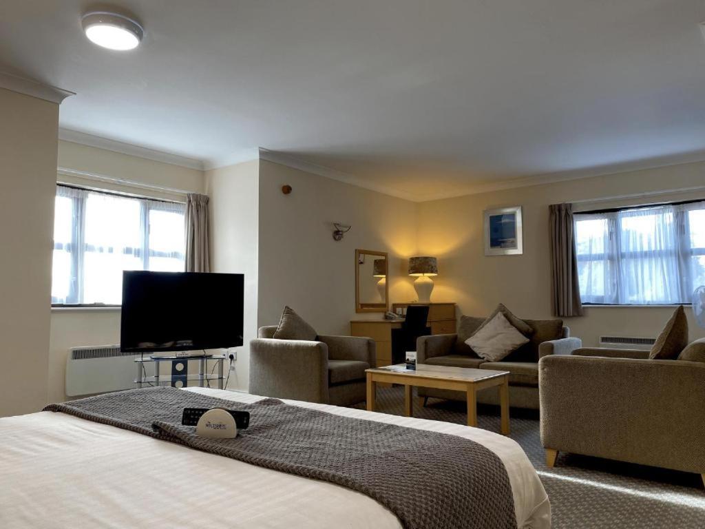 The Wiltshire Hotel, Golf And Leisure Resort Swindon Extérieur photo