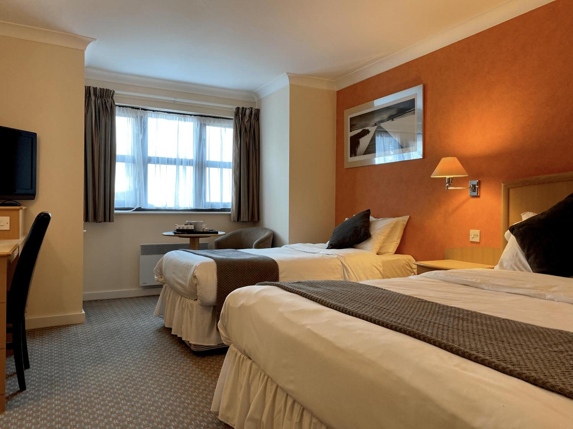 The Wiltshire Hotel, Golf And Leisure Resort Swindon Extérieur photo