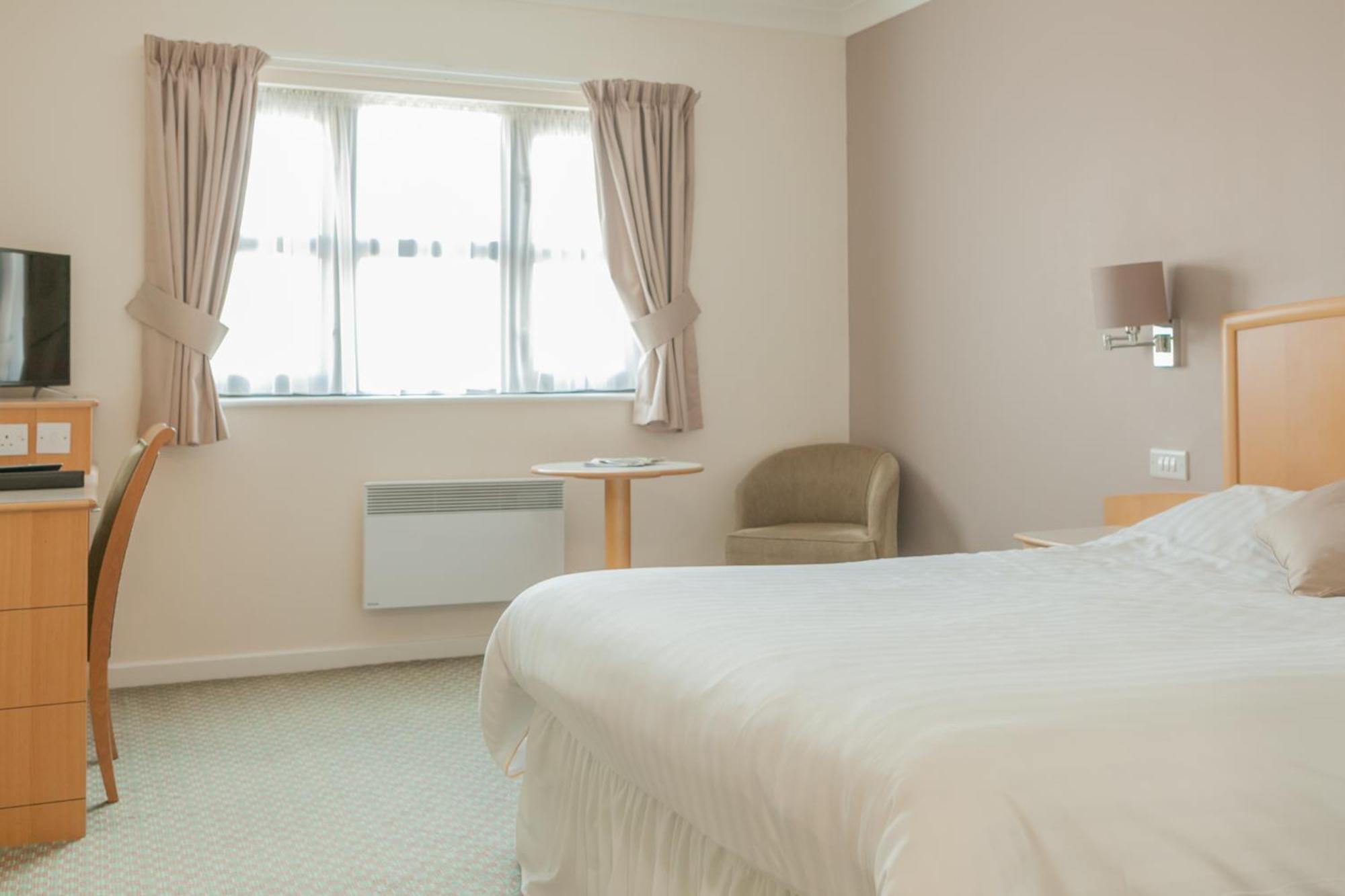 The Wiltshire Hotel, Golf And Leisure Resort Swindon Extérieur photo