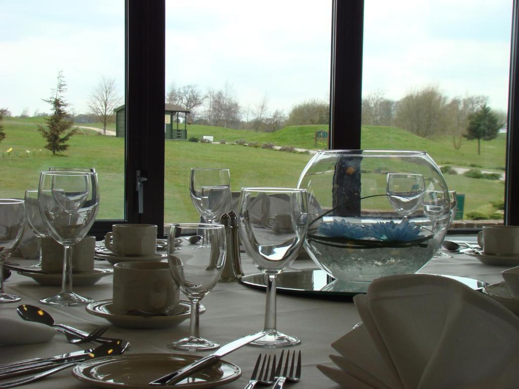 The Wiltshire Hotel, Golf And Leisure Resort Swindon Extérieur photo