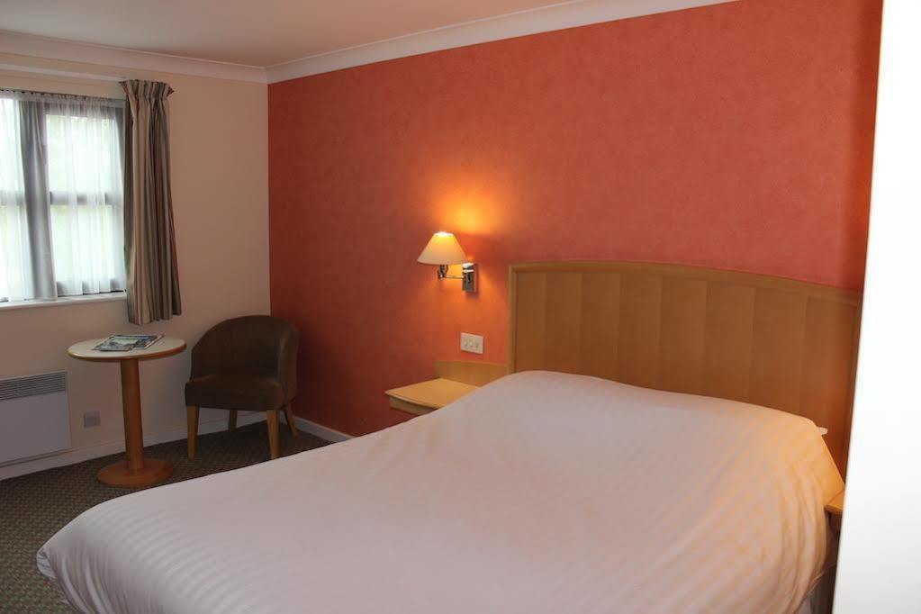 The Wiltshire Hotel, Golf And Leisure Resort Swindon Extérieur photo