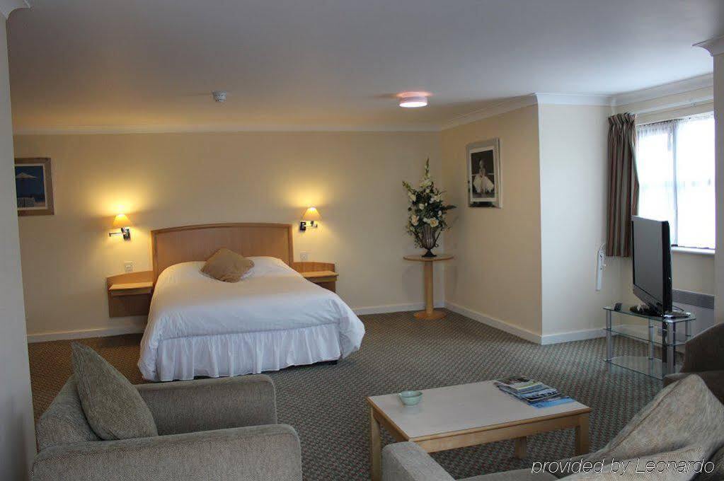 The Wiltshire Hotel, Golf And Leisure Resort Swindon Extérieur photo